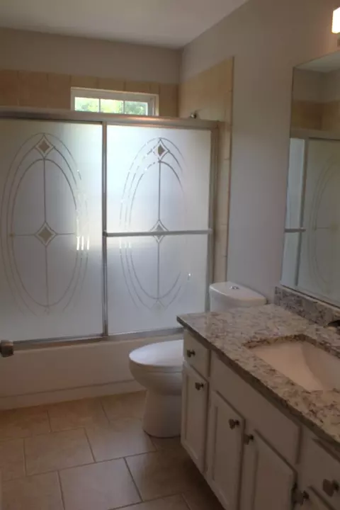 Bath - 1098 Clover Hill Ln, Elgin, IL 60120 photo 4 of 4