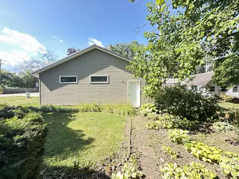 Exterior - 101 E Illinois St, Mansfield, IL 61854 photo 2 of 2