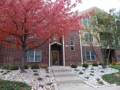 209 Glengarry Dr #302, Bloomingdale, IL 60108