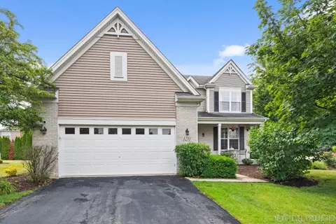 1211 Hall St, Sugar Grove, IL 60554