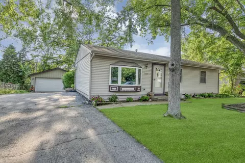 1060 Mark St, South Elgin, IL 60177