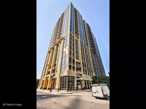 700 N Larrabee St #2008, Chicago, IL 60654