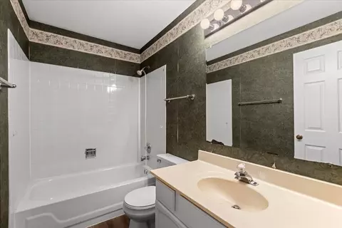 Bath - 666 Mariner Dr, Elgin, IL 60120 photo 2 of 3