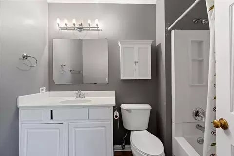 Bath - 666 Mariner Dr, Elgin, IL 60120 photo 3 of 3