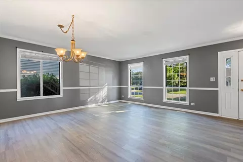 Living - 666 Mariner Dr, Elgin, IL 60120 photo 3 of 4