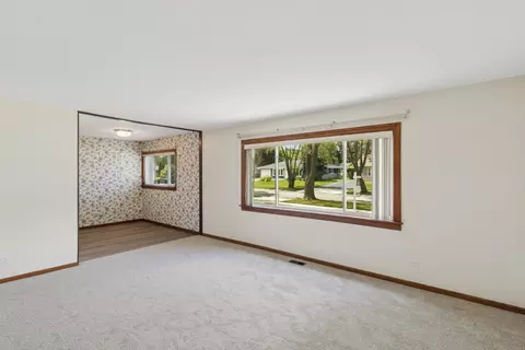 Living - 185 Princeton St, Hoffman Estates, IL 60169 photo 3 of 5