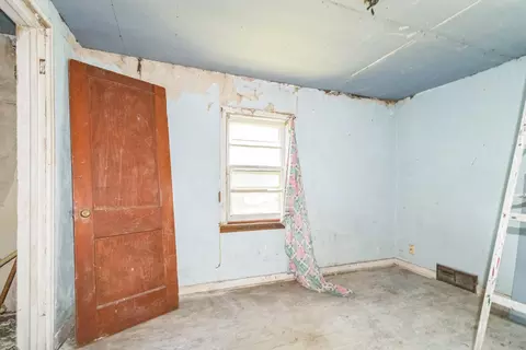 Bedroom - 907 W Beardsley Ave, Champaign, IL 61821 photo 5 of 6