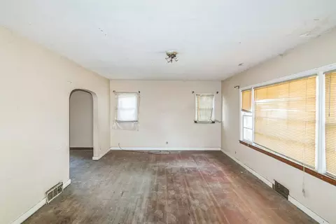 Living - 907 W Beardsley Ave, Champaign, IL 61821 photo 3 of 4