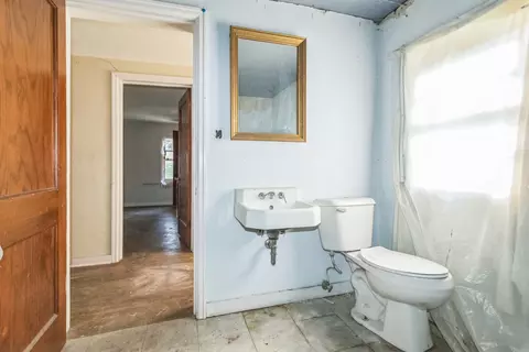 Bath - 907 W Beardsley Ave, Champaign, IL 61821 photo 2 of 3