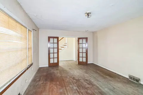 Living - 907 W Beardsley Ave, Champaign, IL 61821 photo 2 of 4