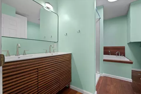Bath - 401 Sunset Dr, Le Roy, IL 61752 photo 4 of 5