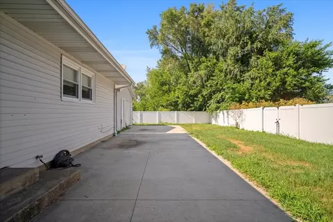 Exterior - 401 Sunset Dr, Le Roy, IL 61752 photo 2 of 3