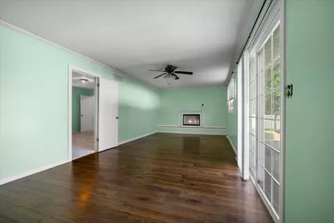 Living - 401 Sunset Dr, Le Roy, IL 61752 photo 4 of 7