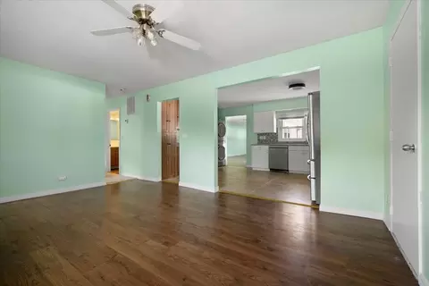 Living - 401 Sunset Dr, Le Roy, IL 61752 photo 1 of 7