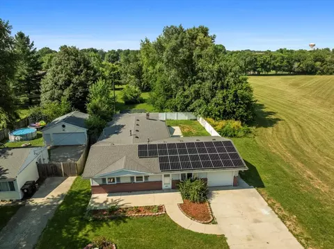 401 Sunset Dr, Le Roy, IL 61752