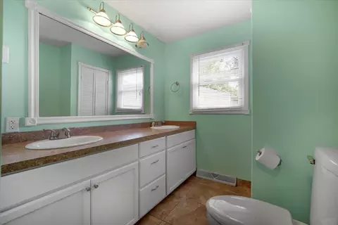 Bath - 401 Sunset Dr, Le Roy, IL 61752 photo 2 of 5