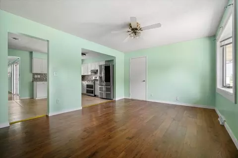 Living - 401 Sunset Dr, Le Roy, IL 61752 photo 3 of 7
