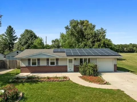 Exterior - 401 Sunset Dr, Le Roy, IL 61752 photo 1 of 3