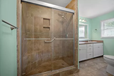 Bath - 401 Sunset Dr, Le Roy, IL 61752 photo 1 of 5