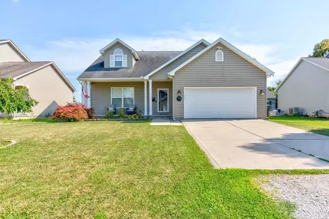 915 E Newkirk St, Tuscola, IL 61953
