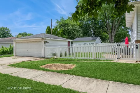 Exterior - 1122 Coolidge Ave, Wheaton, IL 60189 photo 3 of 5