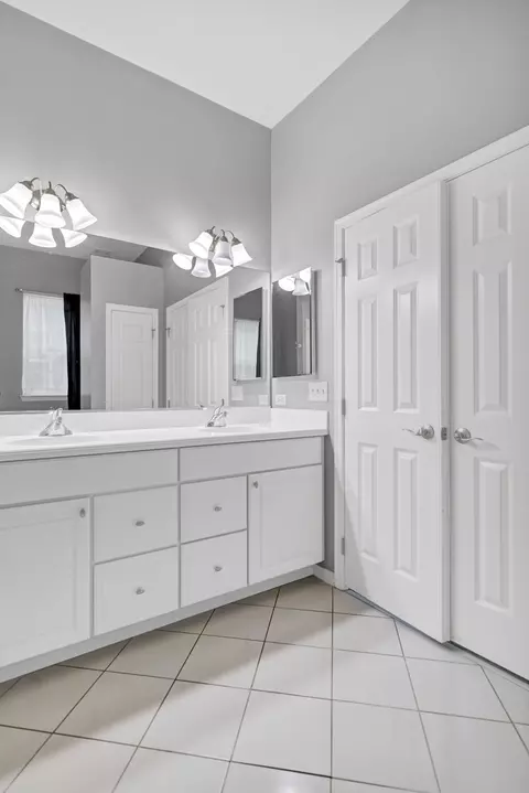 Bath - 3848 Valhalla Dr, Elgin, IL 60124 photo 2 of 6
