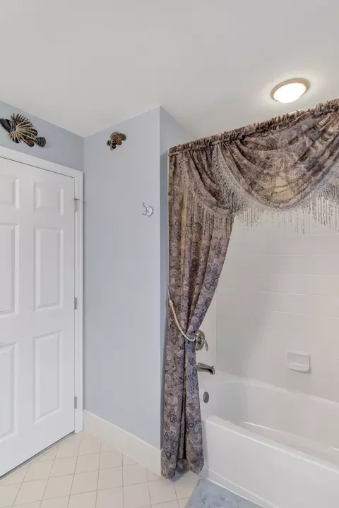 Bath - 3848 Valhalla Dr, Elgin, IL 60124 photo 6 of 6