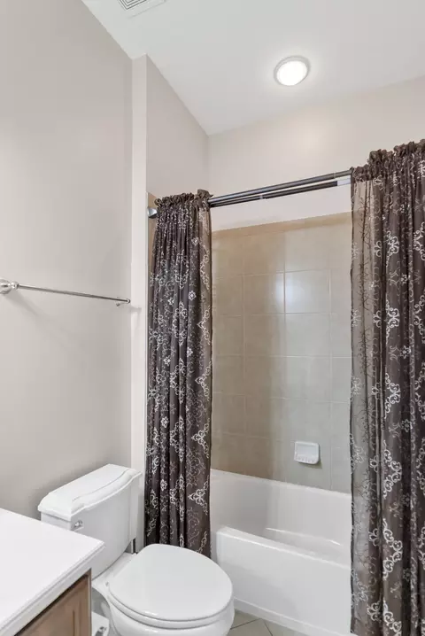 Bath - 3848 Valhalla Dr, Elgin, IL 60124 photo 3 of 6