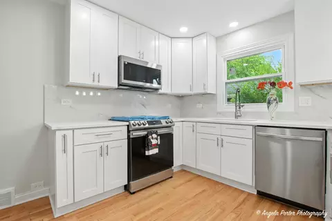 Kitchen - 964 Brookside Ln, Deerfield, IL 60015 photo 2 of 4