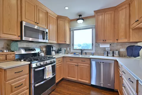 Kitchen - 16 W611 87th St, Willowbrook, IL 60527 photo 3 of 4