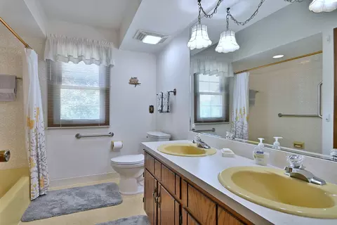 Bath - 16 W611 87th St, Willowbrook, IL 60527 photo 2 of 5