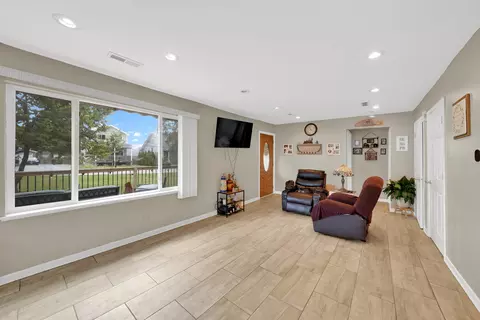 Living - 15929 Lorel Ave, Oak Forest, IL 60452 photo 1 of 2