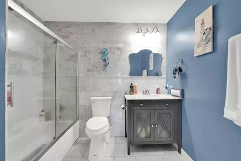 Bath - 15929 Lorel Ave, Oak Forest, IL 60452 photo 2 of 2