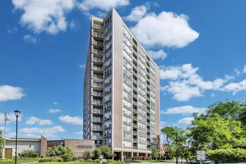 3925 Triumvera Dr #14D, Glenview, IL 60025