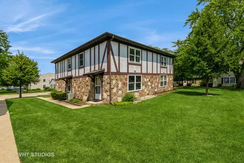 315 Meadow Ct, Vernon Hills, IL 60061