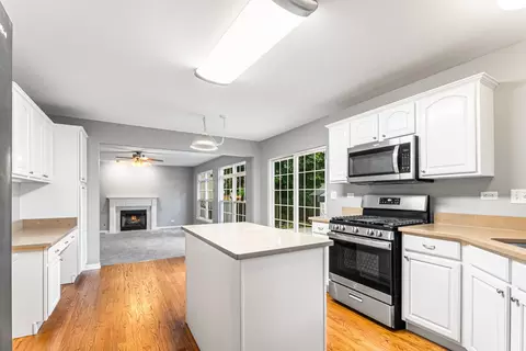 Kitchen - 2136 Colonial St, Aurora, IL 60503 photo 4 of 7