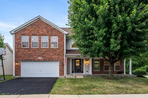 2136 Colonial St, Aurora, IL 60503