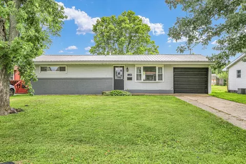907 E Newkirk St, Tuscola, IL 61953