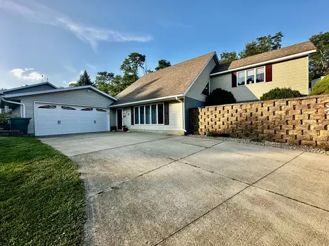 4100 Valley Dr, Clinton, IL 61727
