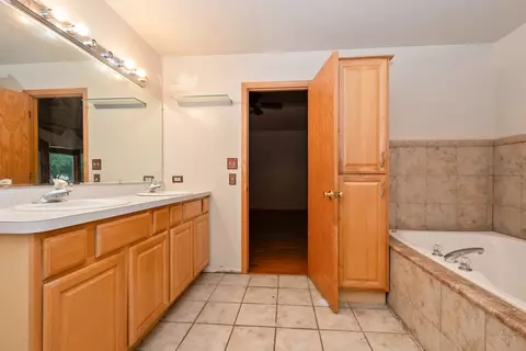Bath - 15624 Sawyer Ave, Markham, IL 60428 photo 5 of 5