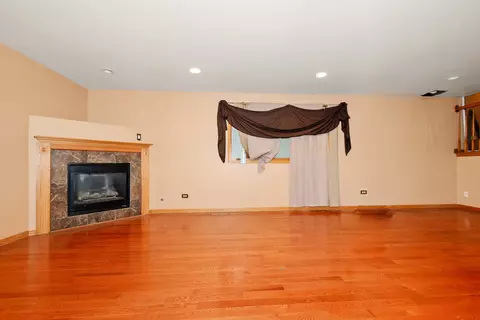 Living - 15624 Sawyer Ave, Markham, IL 60428 photo 6 of 7