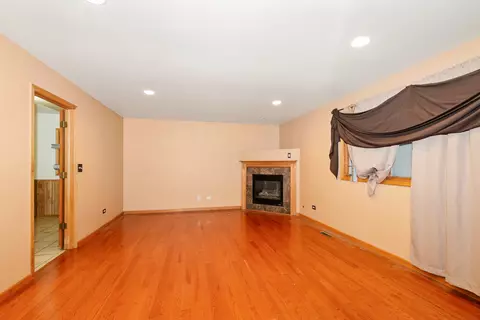 Living - 15624 Sawyer Ave, Markham, IL 60428 photo 4 of 7