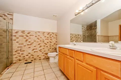 Bath - 15624 Sawyer Ave, Markham, IL 60428 photo 3 of 5