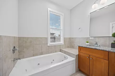 Bath - 3130 W Walton St #3, Chicago, IL 60622 photo 3 of 4