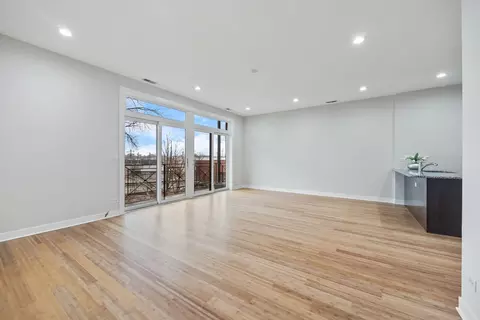 Living - 3130 W Walton St #3, Chicago, IL 60622 photo 2 of 3