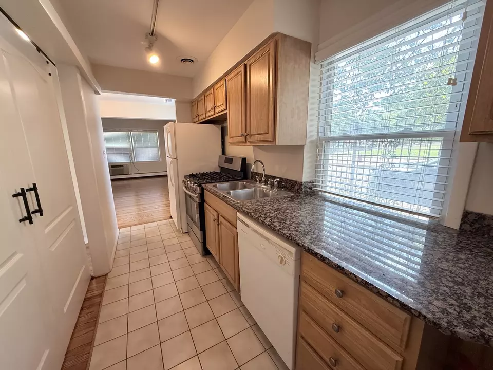 Kitchen - 4700 N Ashland Ave #4, Chicago, IL 60640 photo 1 of 2