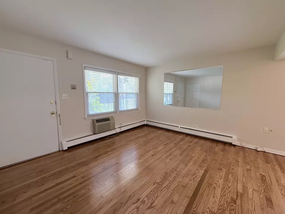 Living - 4700 N Ashland Ave #4, Chicago, IL 60640 photo 1 of 7