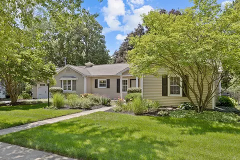 24 School St, Geneva, IL 60134