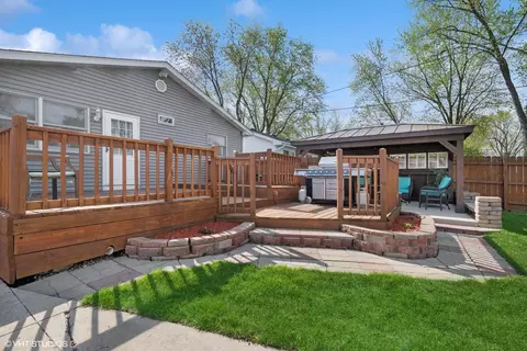 Exterior - 1713 Meadow Ln, Mchenry, IL 60050 photo 5 of 9
