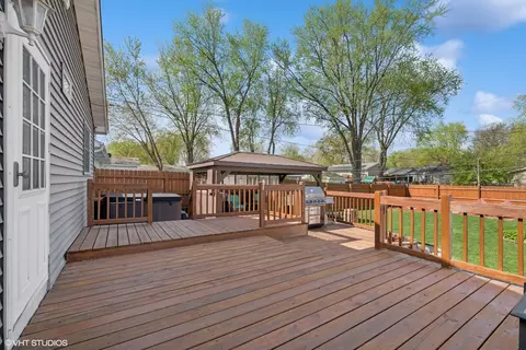 Exterior - 1713 Meadow Ln, Mchenry, IL 60050 photo 4 of 9